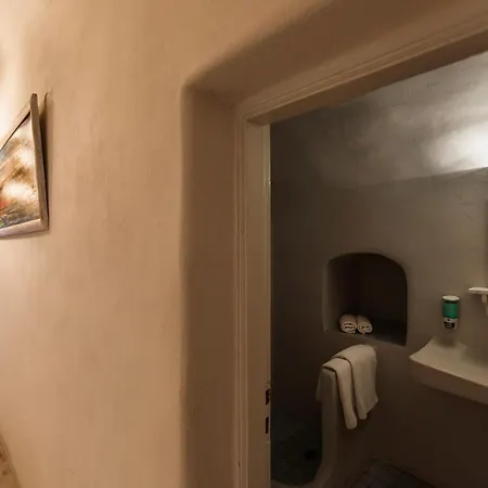 Hostel Caveland Karterados (Santorini)